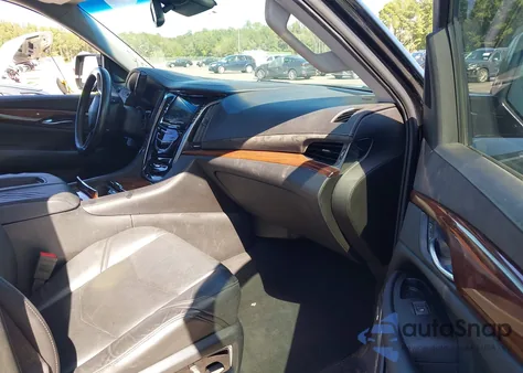 2015 Cadillac Escalade Luxury z USA, uszkodzony, nr VIN 1GYS3MKJ8FR739404